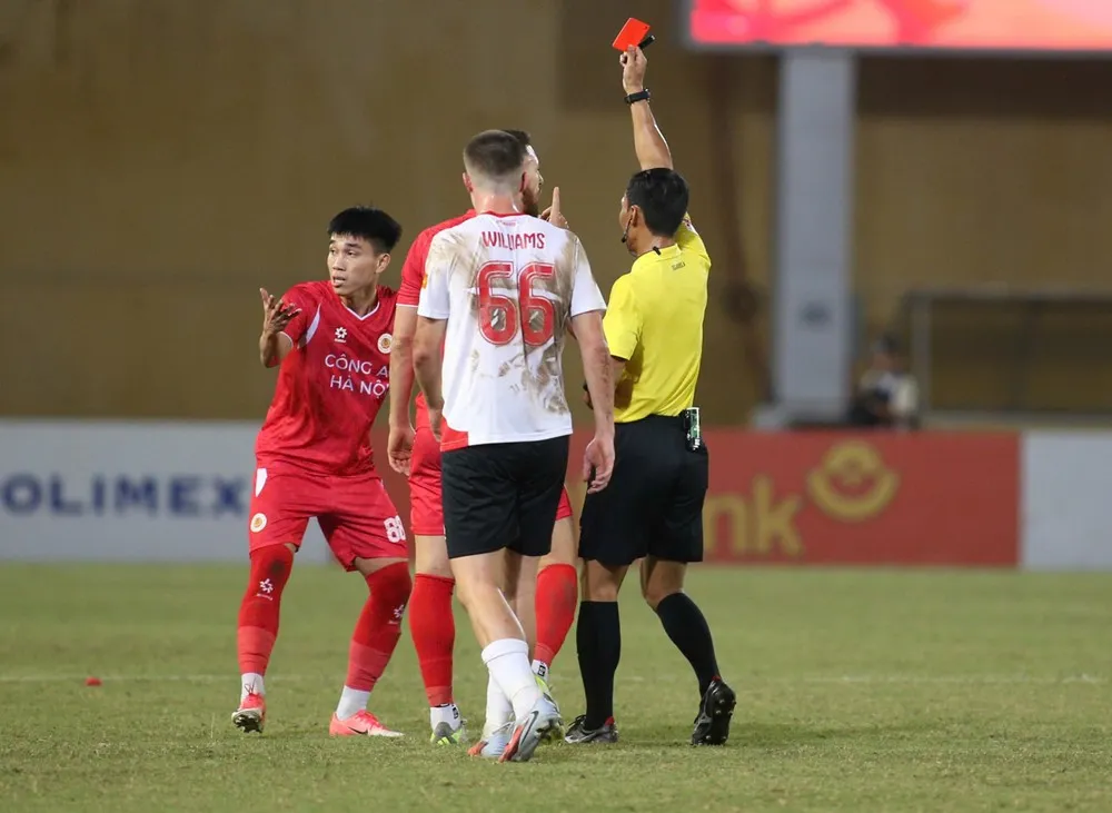 Chơi thiếu người, Công an Hà Nội vẫn giành chiến thắng trước Công an TP Hồ Chí Minh