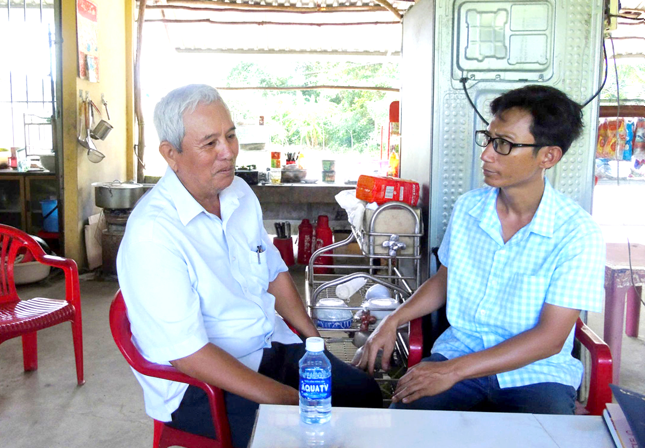 លេខាសាខាបក្សអស់ពីចិត្តនឹងជនរួមជាតិខ្មែរ