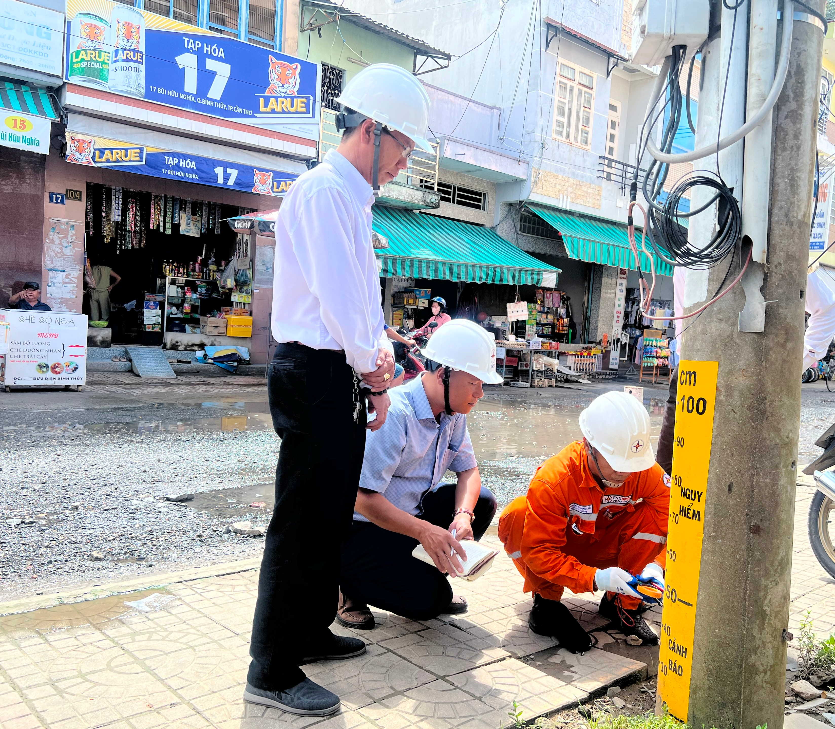 Kiểm tra an toàn điện tại các tuyến đường, khu vực bị ngập do triều cường dâng và mưa lớn