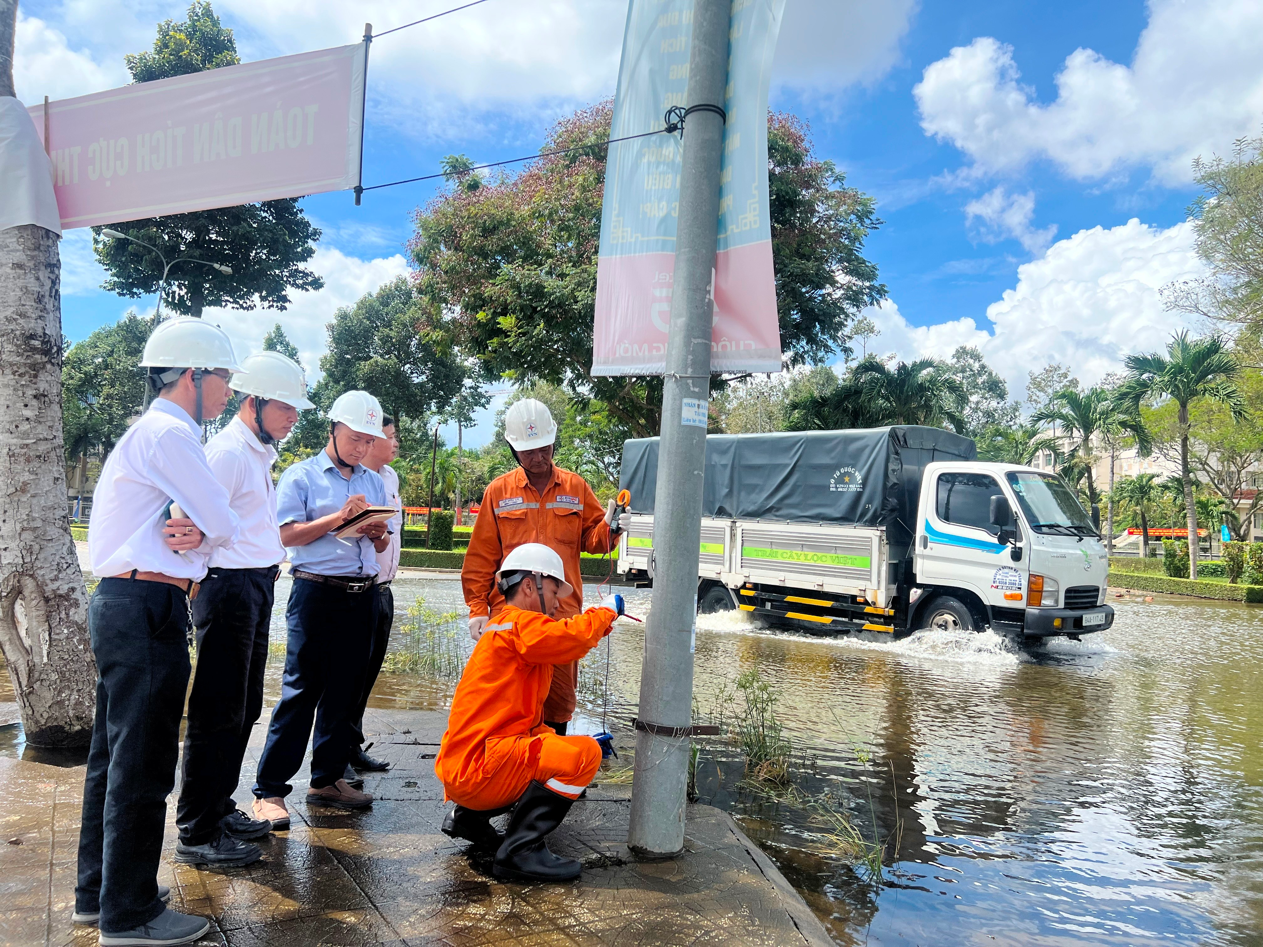 Kiểm tra an toàn điện tại các tuyến đường, khu vực bị ngập do triều cường dâng và mưa lớn