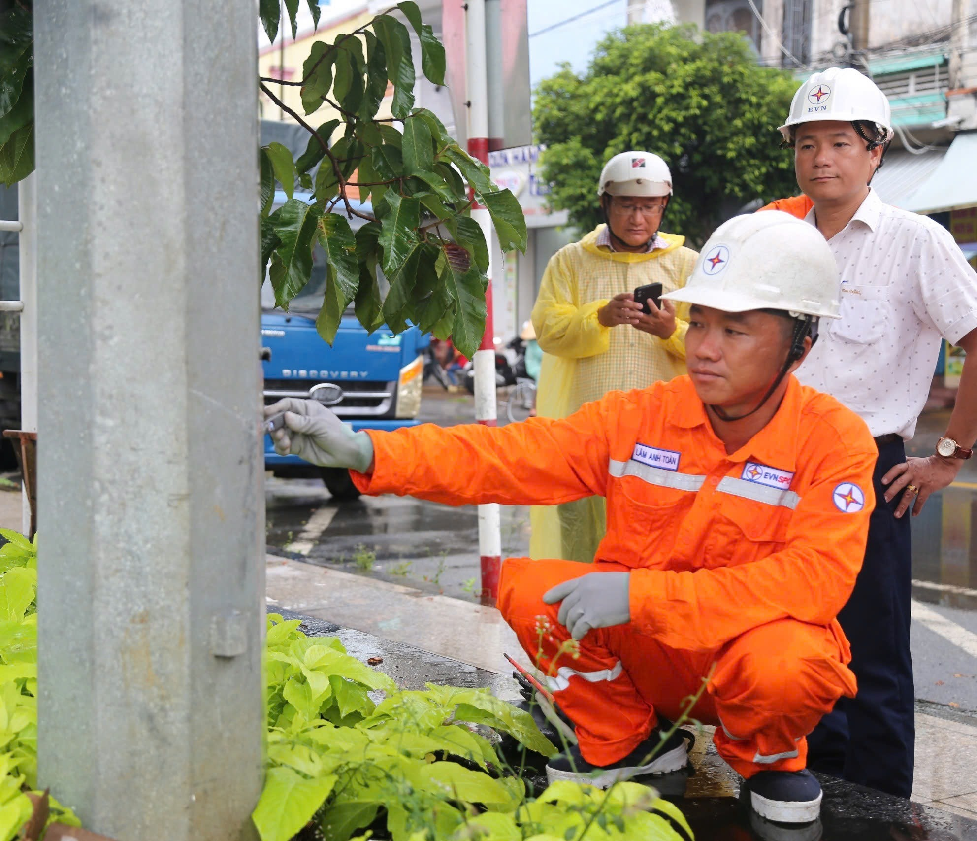 Kiểm tra an toàn điện tại các tuyến đường, khu vực bị ngập do triều cường dâng và mưa lớn