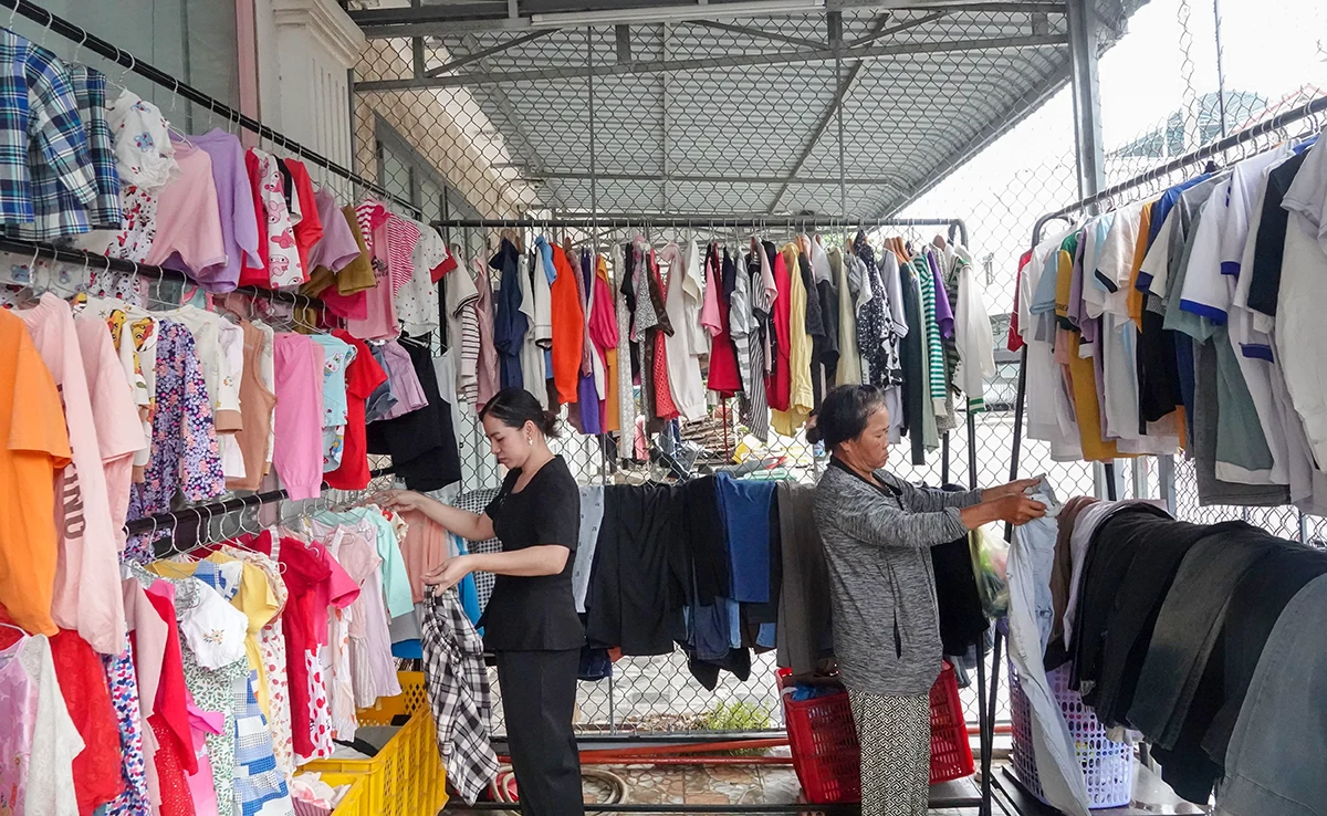 Gian hàng quần áo 0 đồng “đẹp như ở tiệm”