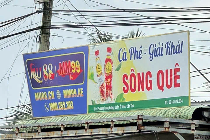 Biển quảng cáo có logo cờ bạc trực tuyến