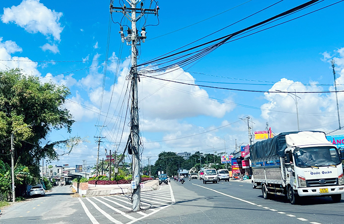 Cần sớm di dời trụ điện ở lòng đường