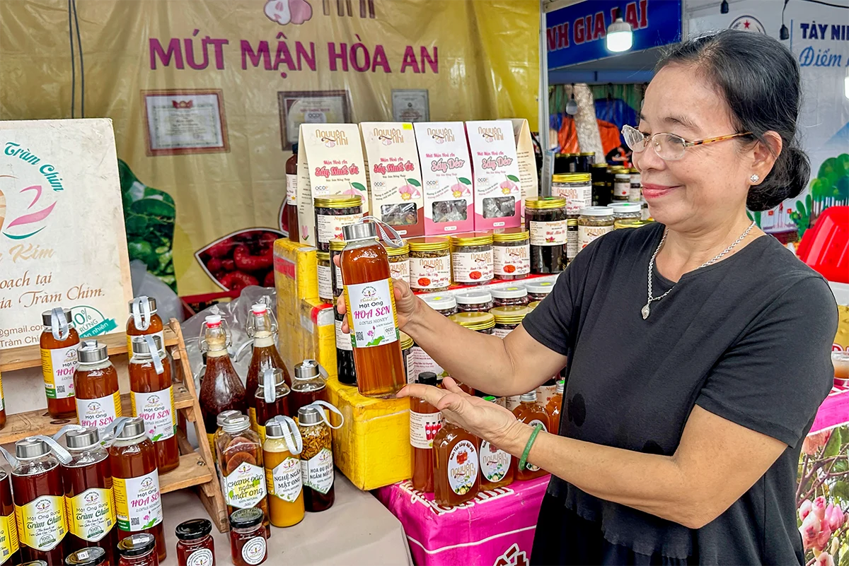 Sắc màu hội tụ tại Hội chợ Xúc tiến Thương mại sản phẩm OCOP TP Cần Thơ và đặc sản vùng miền năm 2025