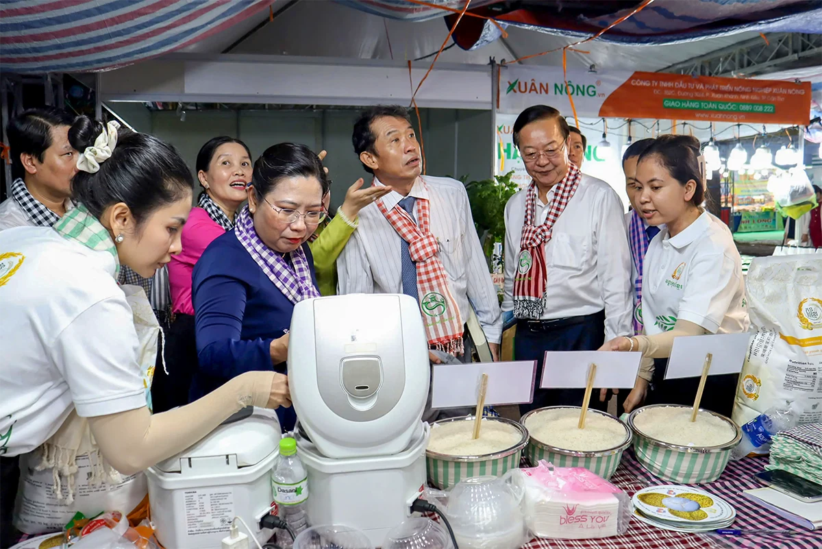 Sắc màu hội tụ tại Hội chợ Xúc tiến Thương mại sản phẩm OCOP TP Cần Thơ và đặc sản vùng miền năm 2025