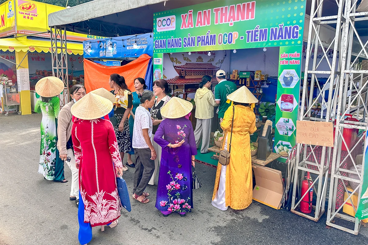 Sắc màu hội tụ tại Hội chợ Xúc tiến Thương mại sản phẩm OCOP TP Cần Thơ và đặc sản vùng miền năm 2025