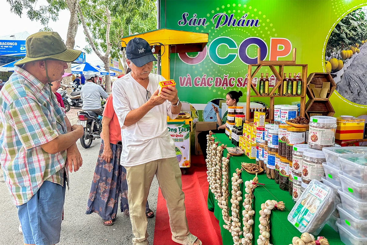 Sắc màu hội tụ tại Hội chợ Xúc tiến Thương mại sản phẩm OCOP TP Cần Thơ và đặc sản vùng miền năm 2025