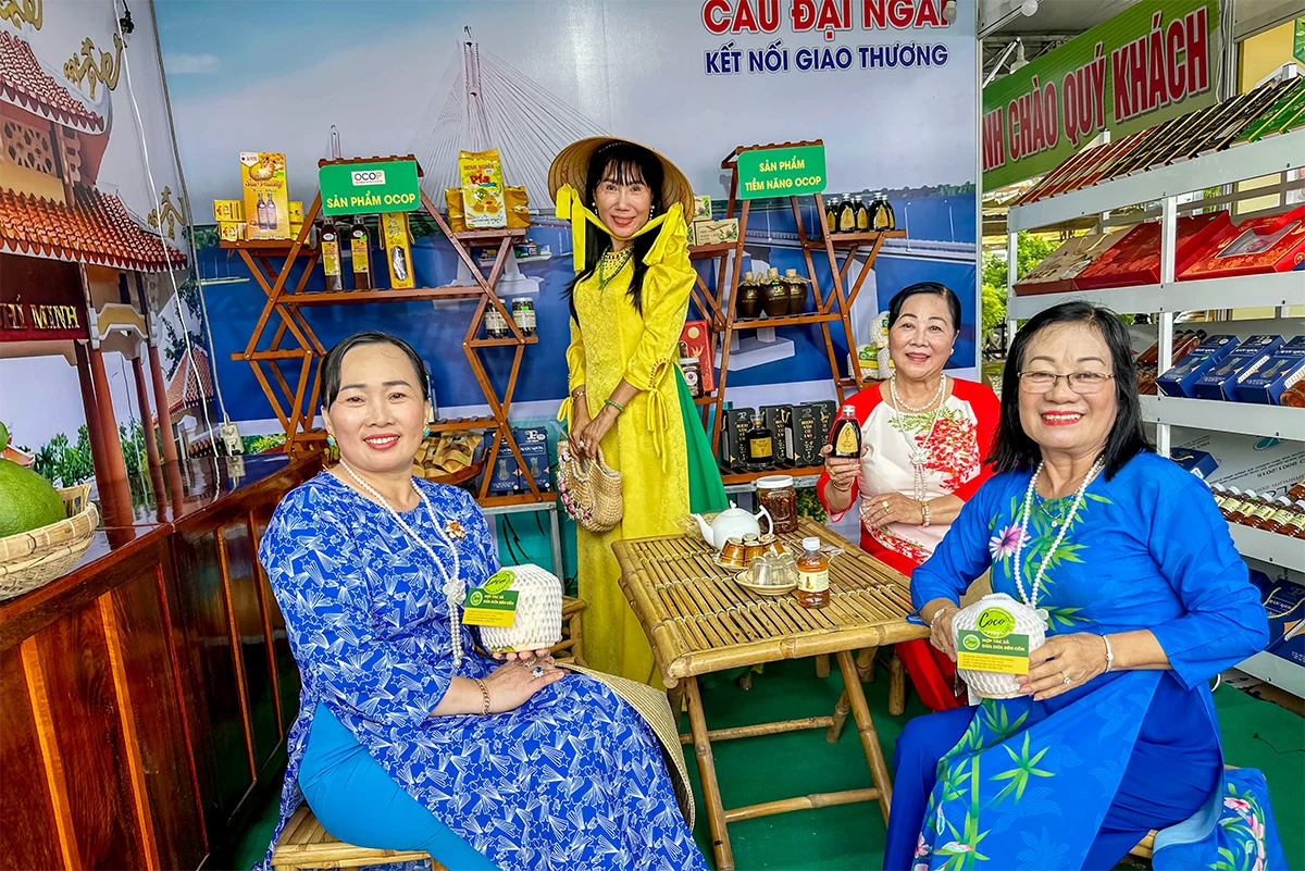 Sắc màu hội tụ tại Hội chợ Xúc tiến Thương mại sản phẩm OCOP TP Cần Thơ và đặc sản vùng miền năm 2025