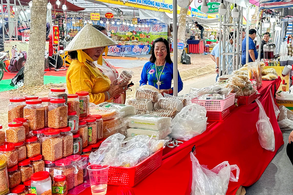 Sắc màu hội tụ tại Hội chợ Xúc tiến Thương mại sản phẩm OCOP TP Cần Thơ và đặc sản vùng miền năm 2025
