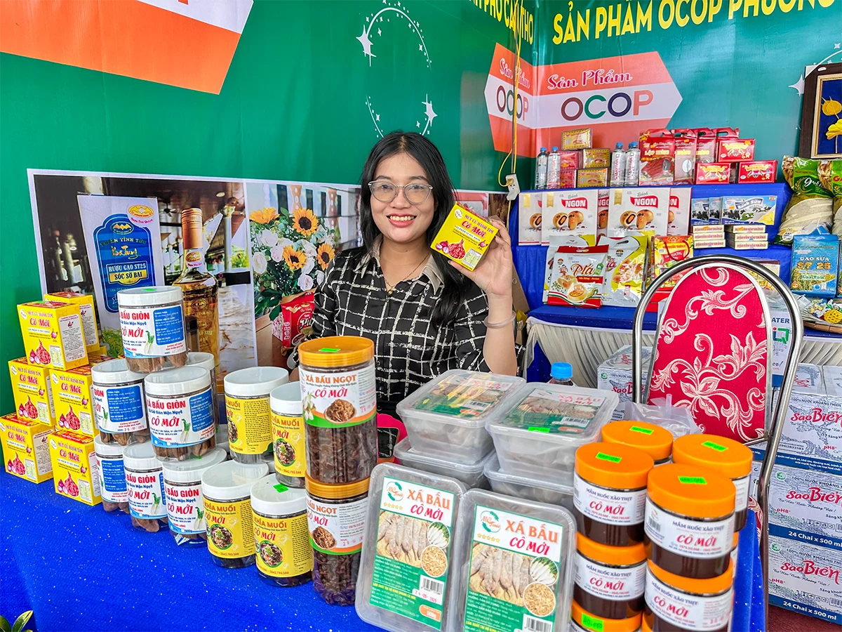 Sắc màu hội tụ tại Hội chợ Xúc tiến Thương mại sản phẩm OCOP TP Cần Thơ và đặc sản vùng miền năm 2025
