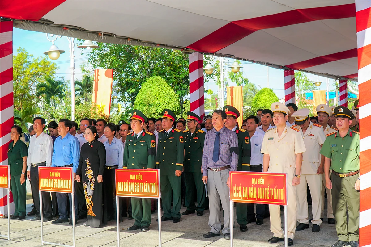 TP Cần Thơ tổ chức Lễ viếng, truy điệu và an táng 21 hài cốt liệt sĩ