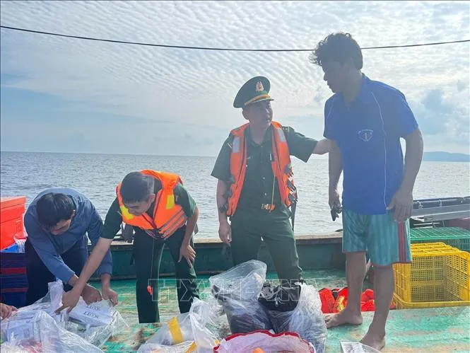 Kịp thời ứng cứu 8 thuyền viên gặp nạn trên vùng biển Côn Đảo