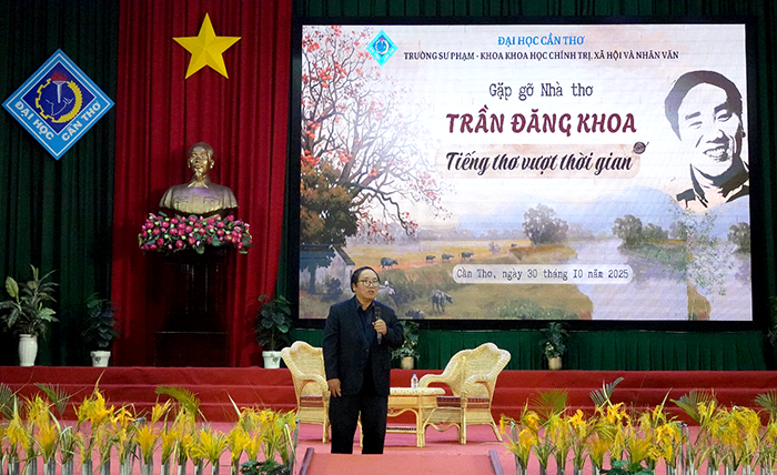 Nhà thơ Trần Đăng Khoa giao lưu với sinh viên Đại học Cần Thơ