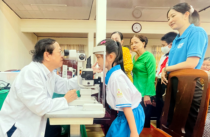 Tặng quà, khám mắt và cấp thuốc miễn phí cho học sinh có hoàn cảnh khó khăn
