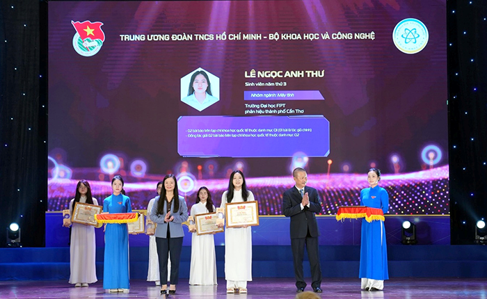 Nữ sinh Trường Đại học FPT phân hiệu Cần Thơ nhận Giải thưởng Nữ sinh Khoa học Công nghệ Việt Nam 2025