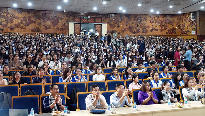 Nhà thơ Trần Đăng Khoa giao lưu với sinh viên Đại học Cần Thơ