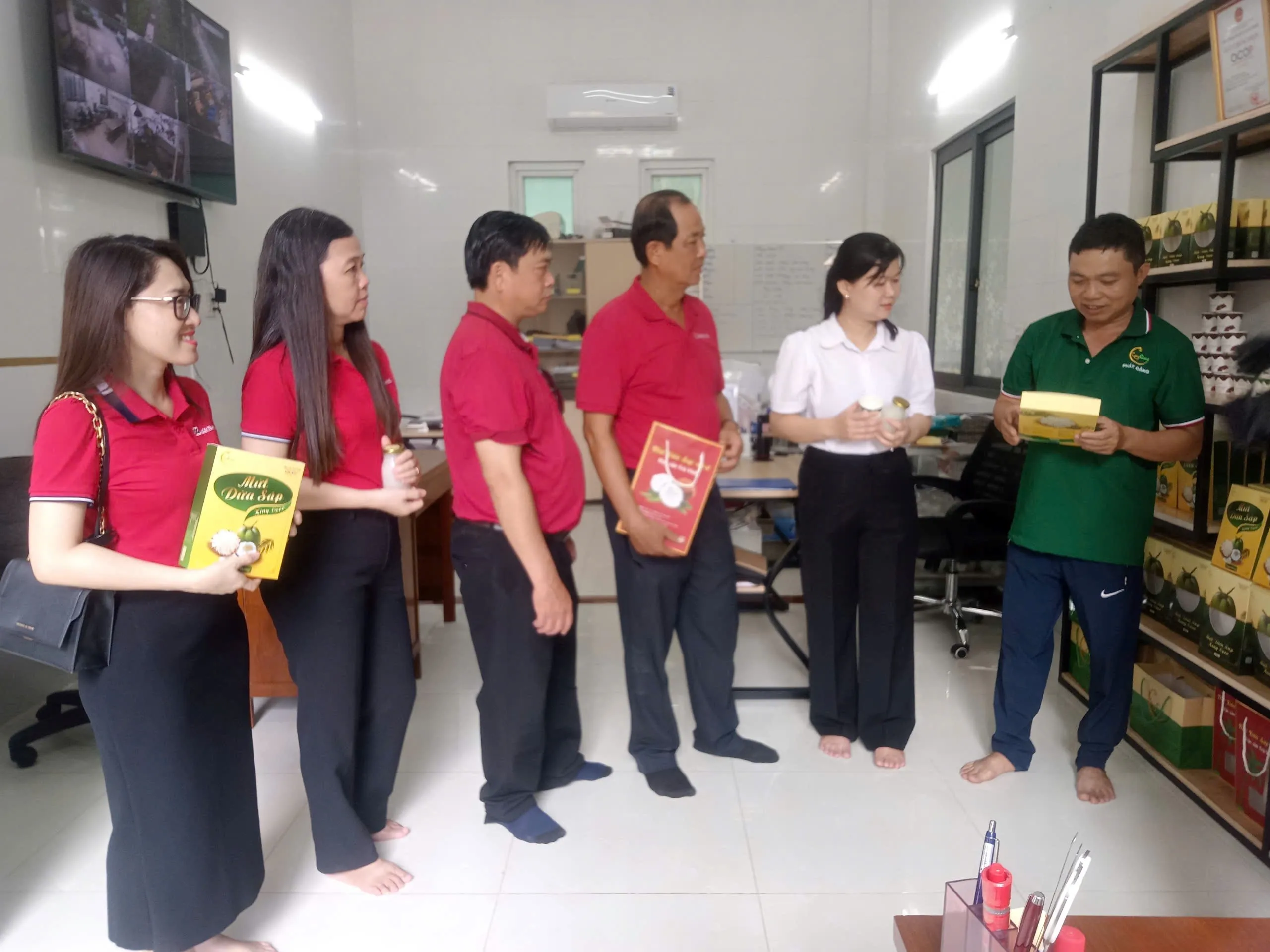 Agribank Chi nhánh Trà Vinh đồng hành phát triển đặc sản dừa sáp