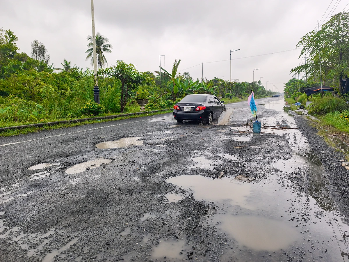 Cần sớm sửa chữa tuyến đường xuống cấp