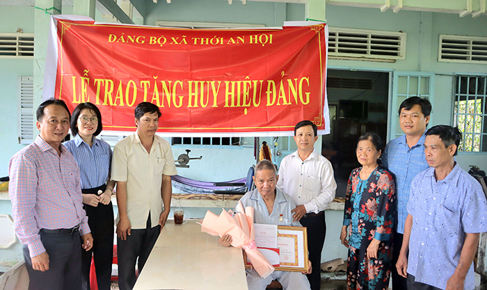 Đảng ủy xã Thới An Hội trao tặng Huy hiệu Đảng cho các đảng viên