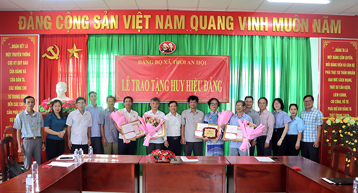 Đảng ủy xã Thới An Hội trao tặng Huy hiệu Đảng cho các đảng viên
