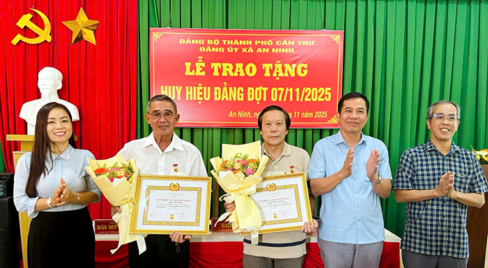 Các đảng ủy xã, phường tổ chức Lễ trao Huy hiệu Đảng cho đảng viên