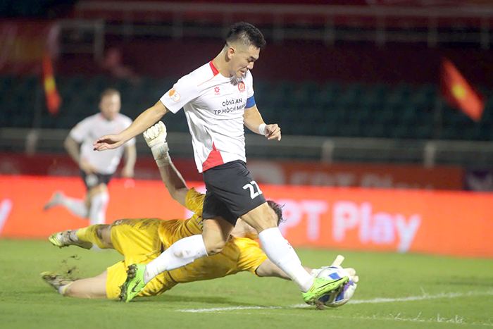 Kịch tính 7 bàn thắng trong trận cầu tâm điểm trên sân Thống Nhất