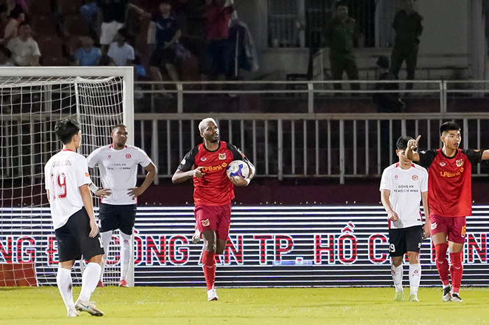 Kịch tính 7 bàn thắng trong trận cầu tâm điểm trên sân Thống Nhất