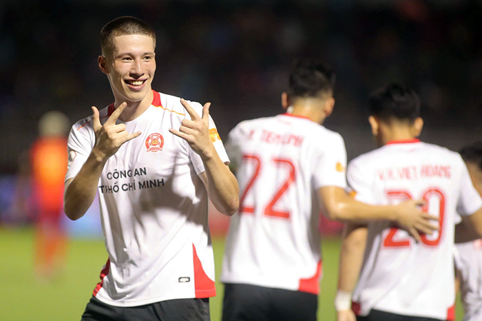 Kịch tính 7 bàn thắng trong trận cầu tâm điểm trên sân Thống Nhất