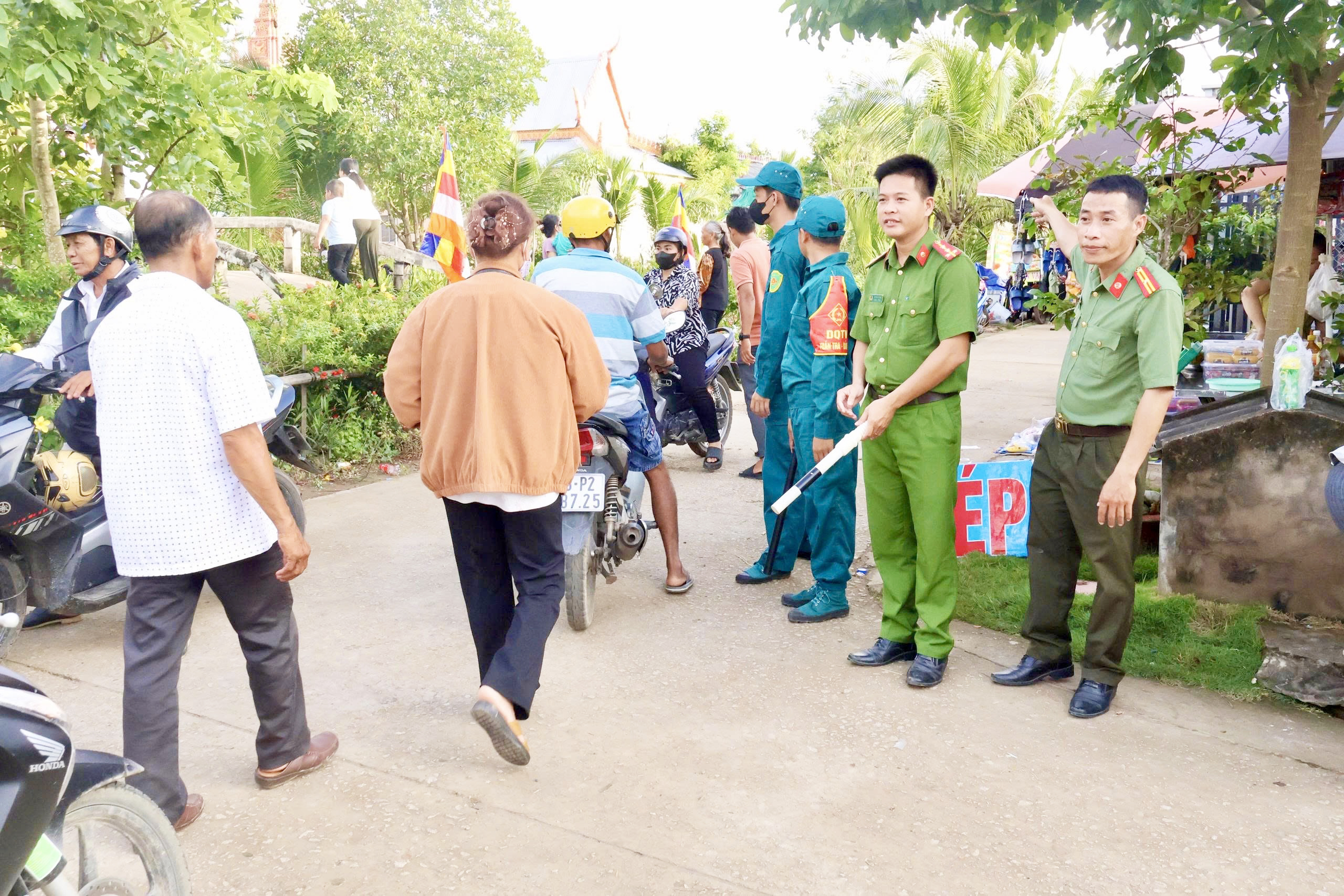 នគរបាលឃុំលិតហោយធឿង រួមដំណើរជាមួយជនរួមជាតិខ្មែរក្នុងពិធីបុណ្យប្រពៃណី