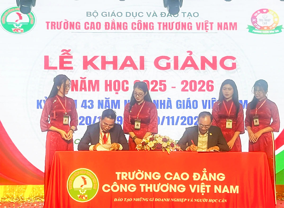 Long trọng khai giảng năm học mới 2025-2026 và chào mừng Ngày Nhà giáo Việt Nam