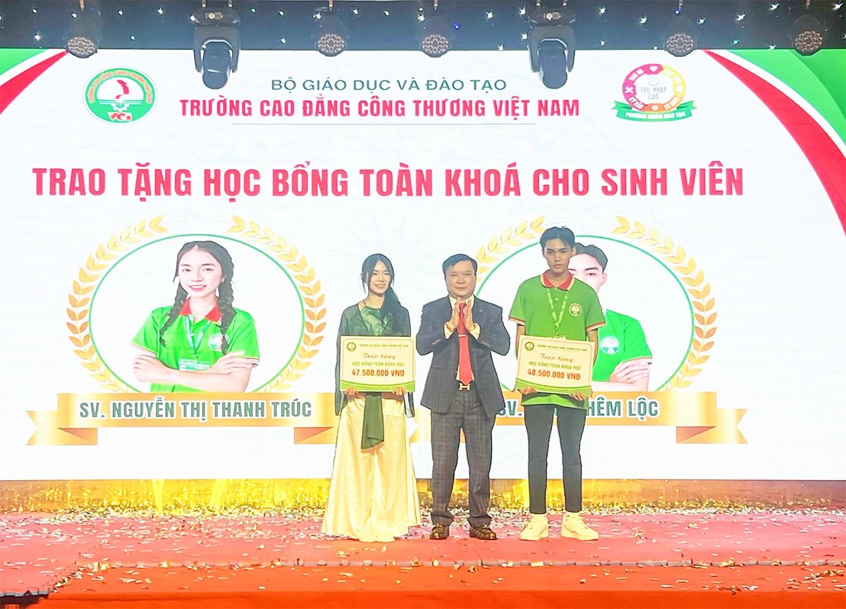 Long trọng khai giảng năm học mới 2025-2026 và chào mừng Ngày Nhà giáo Việt Nam