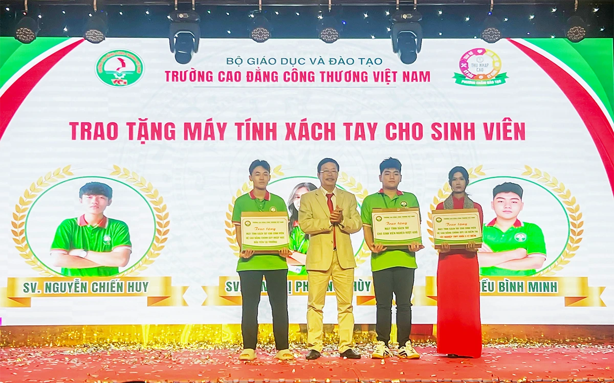 Long trọng khai giảng năm học mới 2025-2026 và chào mừng Ngày Nhà giáo Việt Nam