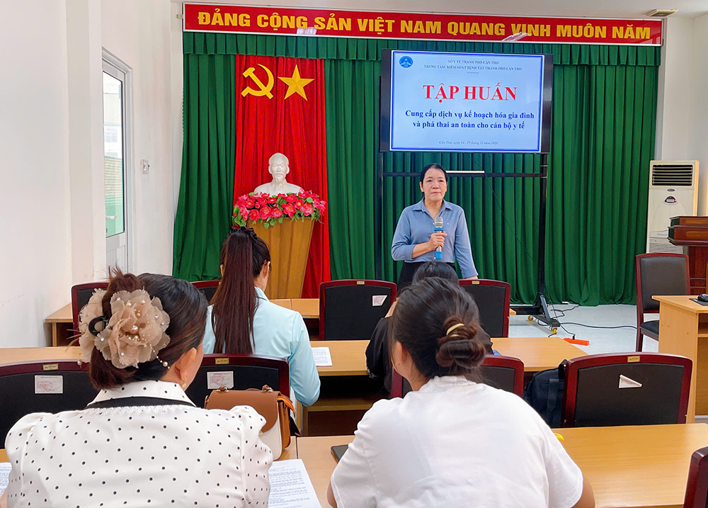 Tập huấn cung cấp dịch vụ kế hoạch hóa gia đình cho cán bộ y tế