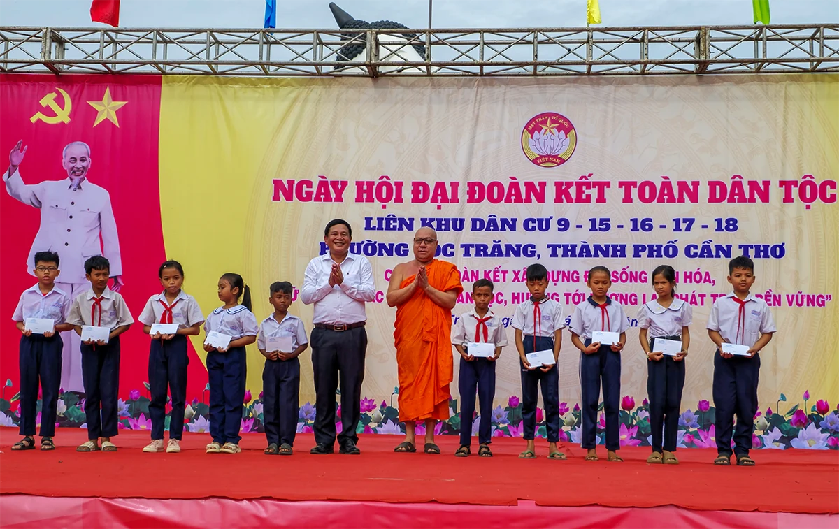 Đoàn kết xây dựng đời sống văn hóa, giữ gìn bản sắc văn hóa dân tộc, hướng tới tương lai, phát triển bền vững