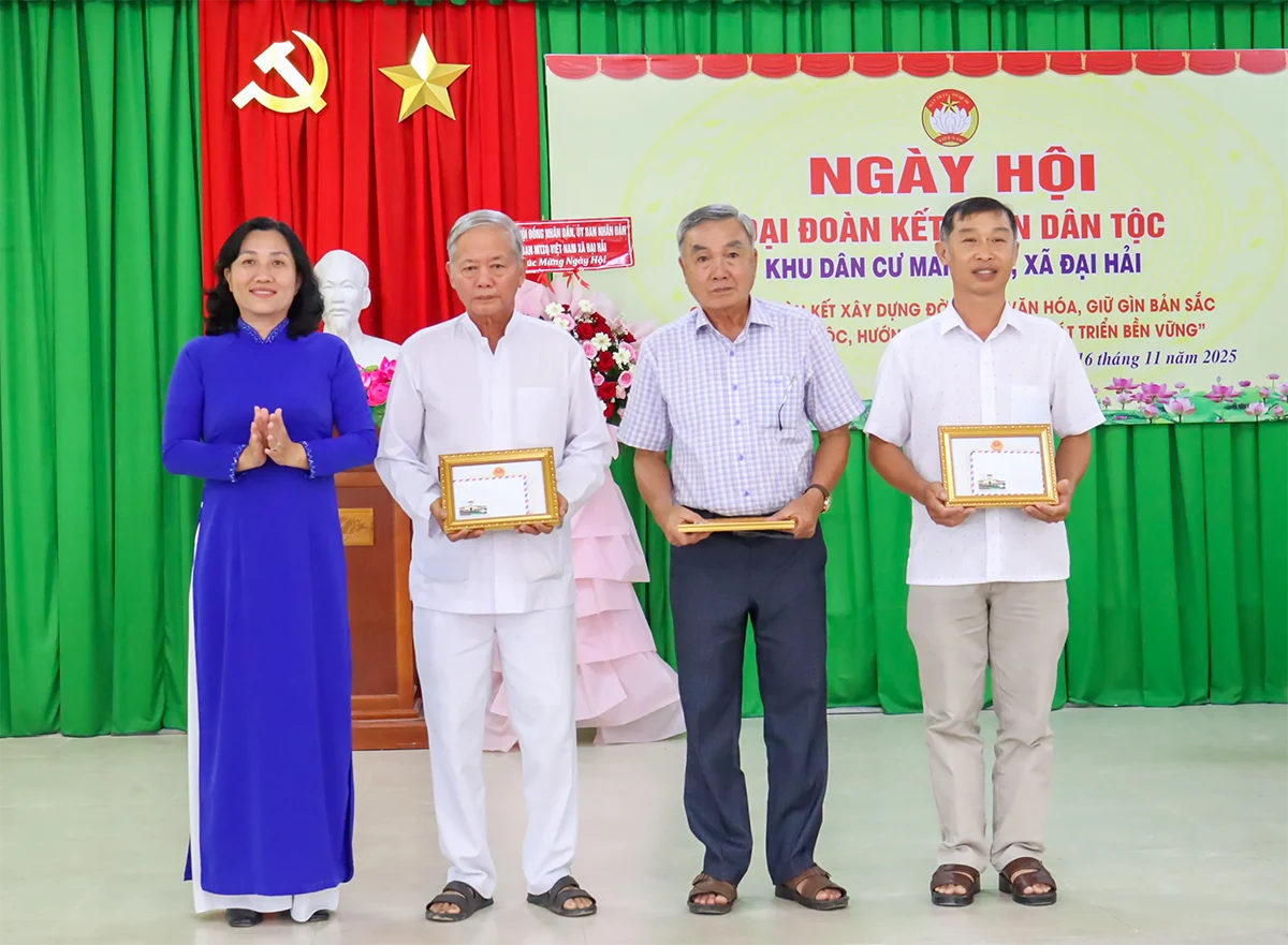 Ngày hội Đại đoàn kết toàn dân tộc ở ấp Mang Cá và ấp Bưng Sa