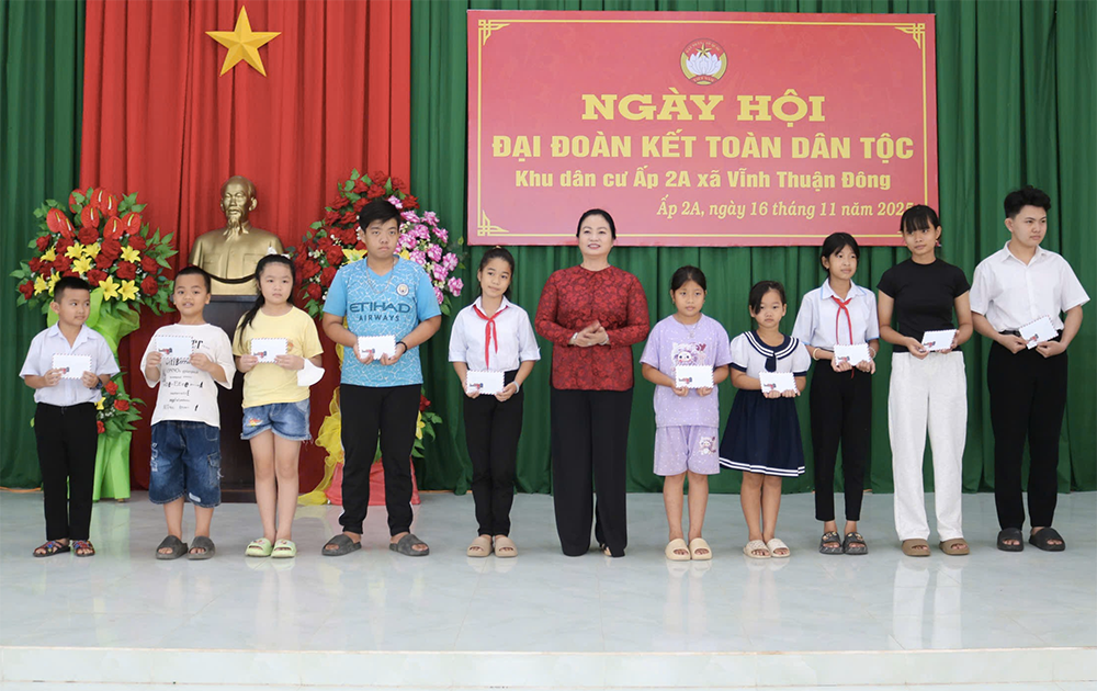 Ngày hội Đại đoàn kết ở khu dân cư Ấp 2A, xã Vĩnh Thuận Đông