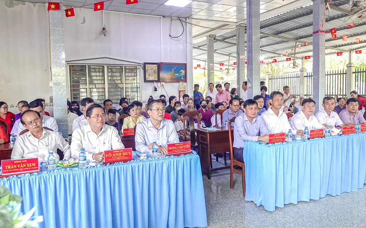 Chủ tịch UBND TP Cần Thơ Trương Cảnh Tuyên dự Ngày hội Đại đoàn kết toàn dân tộc ở khu dân cư Trường Hòa