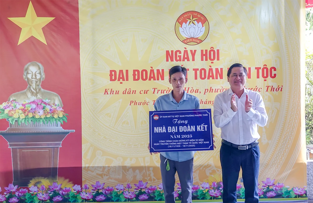 Chủ tịch UBND TP Cần Thơ Trương Cảnh Tuyên dự Ngày hội Đại đoàn kết toàn dân tộc ở khu dân cư Trường Hòa