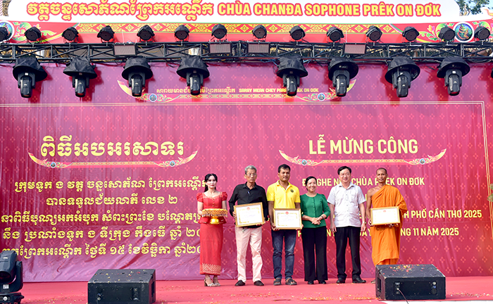 Mừng công đội ghe Ngo nam chùa Chanh Tesophon Prêk On Đơk giành ngôi á quân