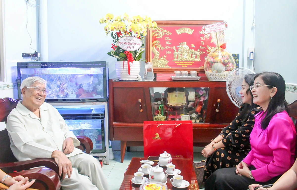 Lãnh đạo Sở Giáo dục và Đào tạo TP Cần Thơ đến thăm hỏi các nhà giáo lão thành