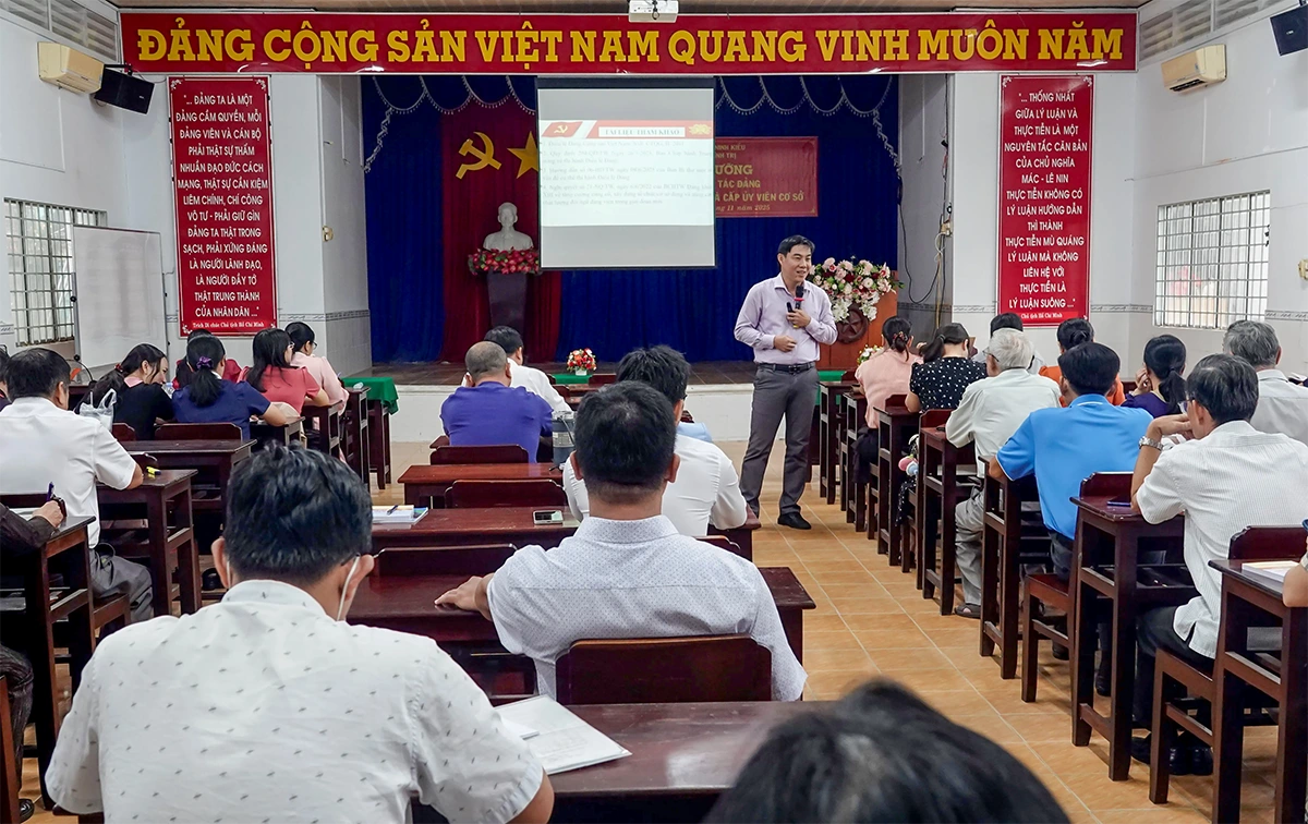 Bồi dưỡng nghiệp vụ công tác đảng cho bí thư chi bộ và cấp ủy viên cơ sở