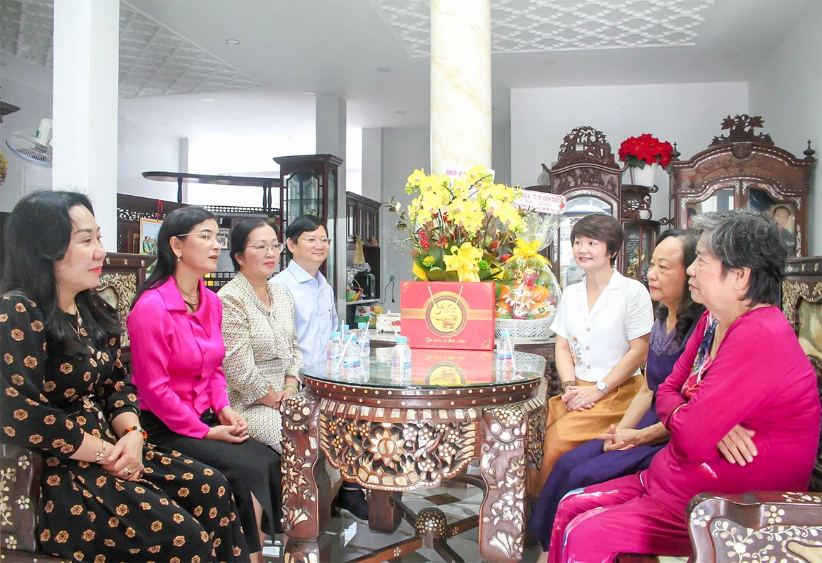 Lãnh đạo Sở Giáo dục và Đào tạo TP Cần Thơ đến thăm hỏi các nhà giáo lão thành
