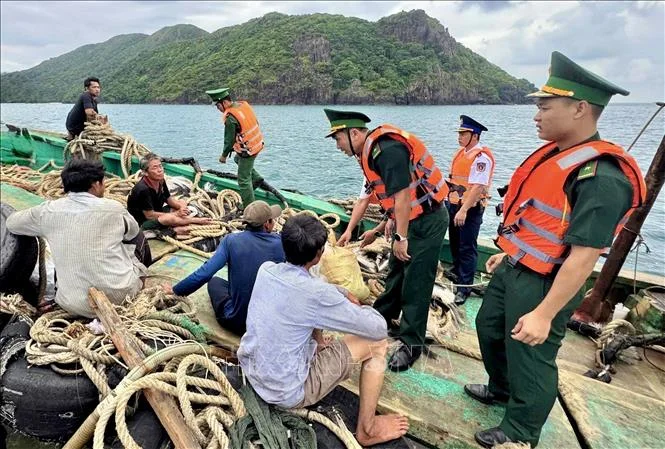 Cứu 5 ngư dân bị chìm tàu trên vùng biển Côn Đảo