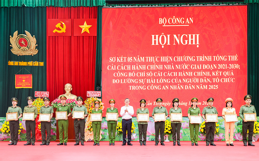 Sơ kết 5 năm thực hiện Chương trình tổng thể cải cách hành chính nhà nước giai đoạn 2021-2030 trong Công an nhân dân