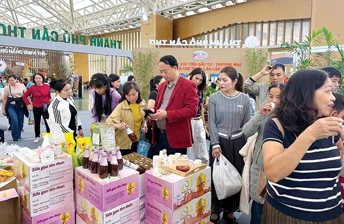 Gian hàng chung của Cần Thơ tại Hội chợ Mùa Thu 2025 đạt được hiệu quả tích cực