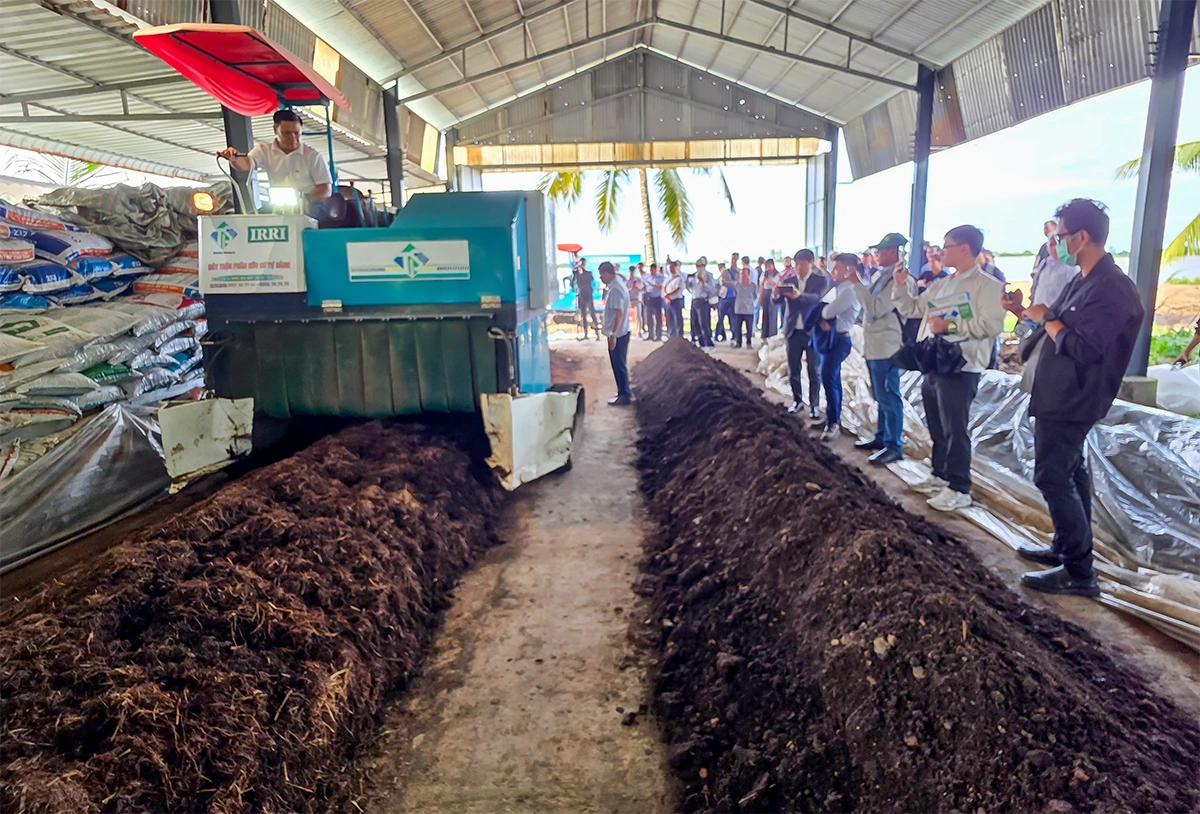 Hơn 150 nông dân và đại biểu đến từ các quốc gia ASEAN tham quan mô hình kinh tế tuần hoàn từ rơm tại HTX Tiến Thuận