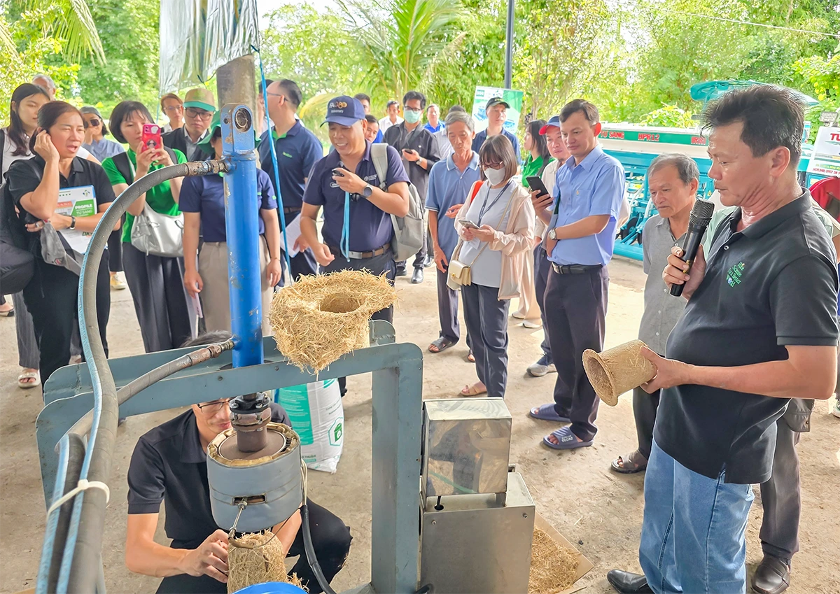 Hơn 150 nông dân và đại biểu đến từ các quốc gia ASEAN tham quan mô hình kinh tế tuần hoàn từ rơm tại HTX Tiến Thuận