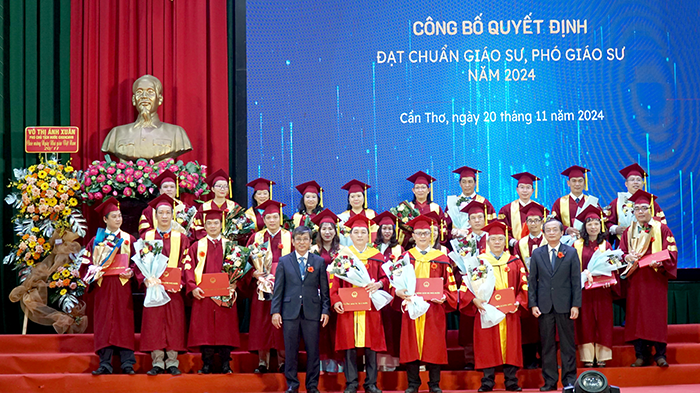 Đại học Cần Thơ và Trường Đại học Y Dược Cần Thơ có thêm nhiều
tân giáo sư và phó giáo sư