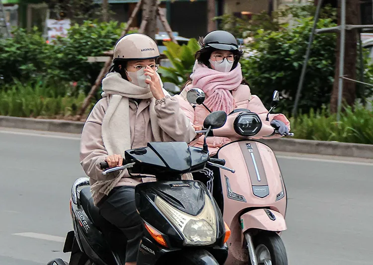 Không khí lạnh tăng cường, áp thấp nhiệt đới hướng vào Biển Đông, biển động mạnh